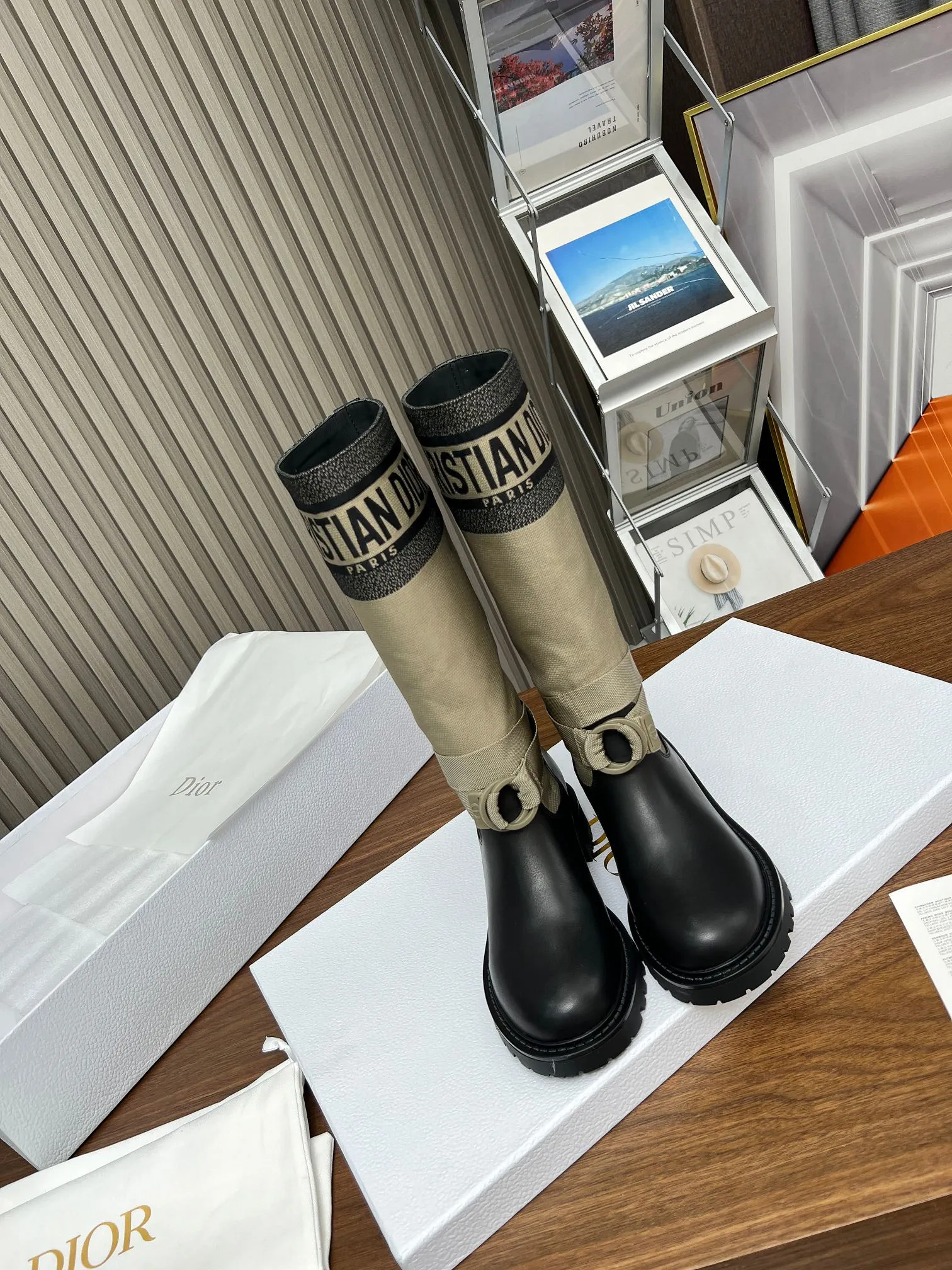 👟👟Ex-factory price 600💯💯Women's shoes, women's clothing, women's shoes, women's clothing, 2024ss highest version Dior Dior autumn and winter boots, retro work boots, slip-on, imported calfskin uppers spliced with the latest imported technology, electric embroidery surface, versatile and slim feet yyds. The shape is three-dimensional and full, full of handsomeness, the upper foot is comfortable, the design style is very novel, perfect details, cool Trendy 💯Trendy outsole Inner lining: Cow lining Outsole: 1:1 molded outsole Heel height: 3.0cm Size: 35-41 (41 customized)